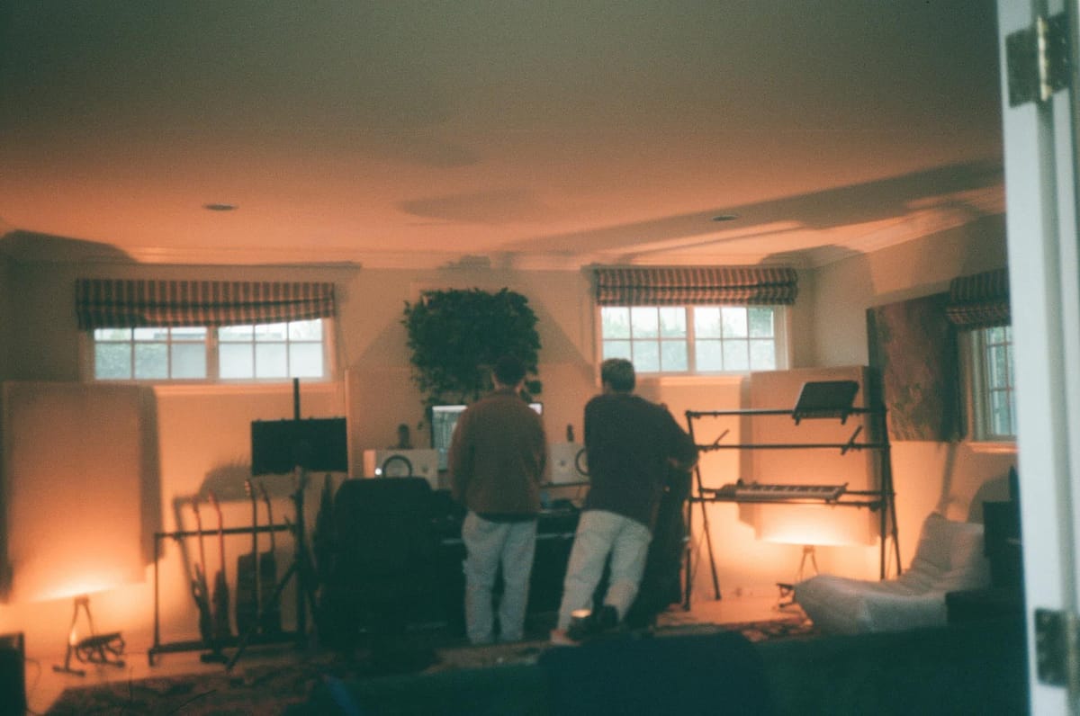 Someone sneakily films their roommate/brother/neighbour playing around on electronic turntables in an unusual setting - on the bed, next to a BBQ set 